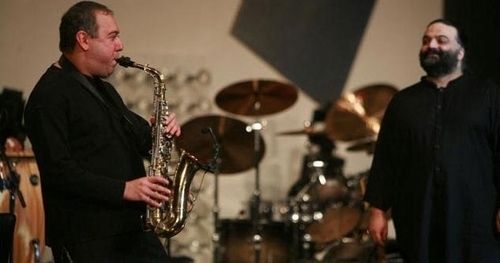 فواد حجازی درحال نواختن ساکسوفون در کنسرت علیرضا عصار