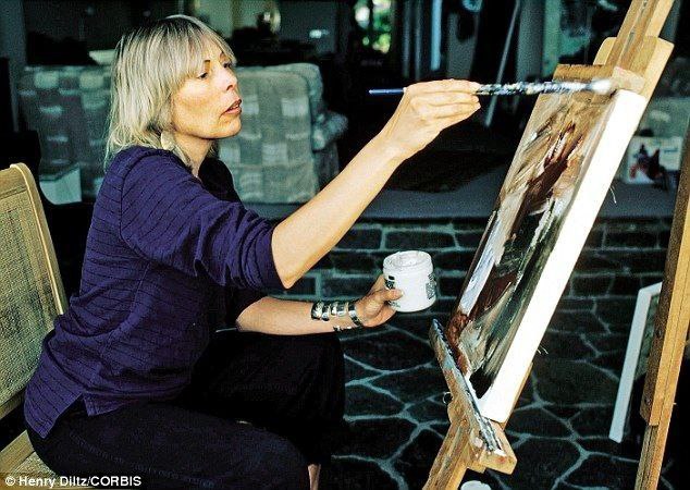 جونی میچل در حال نقاشی روی بوم