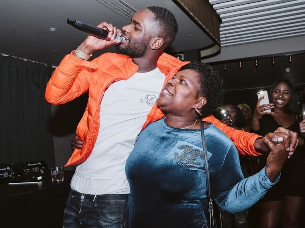 دِیو در کنار مادر سخت کوشش، دوریس