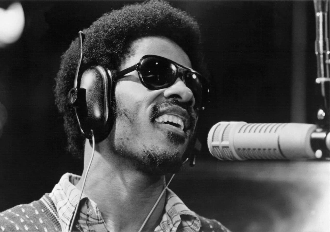 Stevie Wonder در حال نوختن و ضبط در استودیو