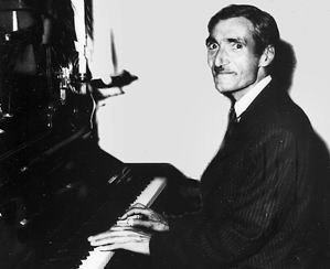 پیشینه پیانو در ایران - عکسی قدیمی از مرتضی محجوبی، پشت پیانو