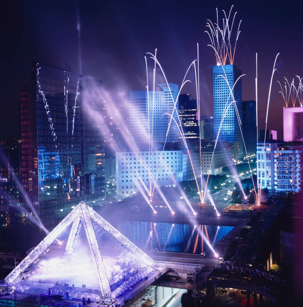 عکسی زیبا از نور افشانی کنسرت Jean-Michel Jarre به نام Paris Defense Live