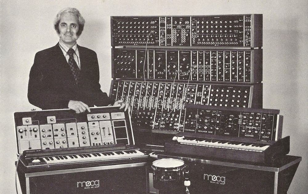 تاریخچه سینتی‌سایزر. عکس قدیمی از رابرات موگ در کنار یکی از سینتی‌سایزرهای Moog