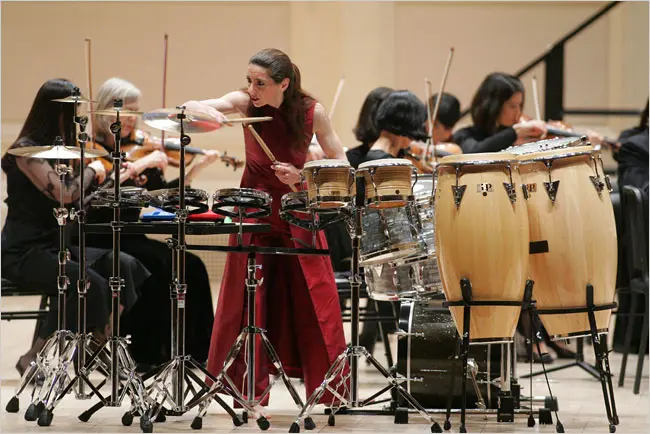 عکسی از یک پرکاشنیست زن در حال اجرا همراه با ارکستر