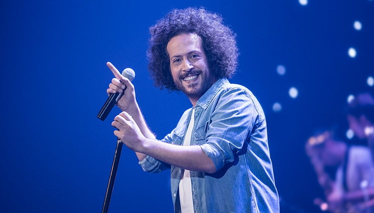 سینا حجازی خواننده پاپ و رگه، در حال اجرای زنده